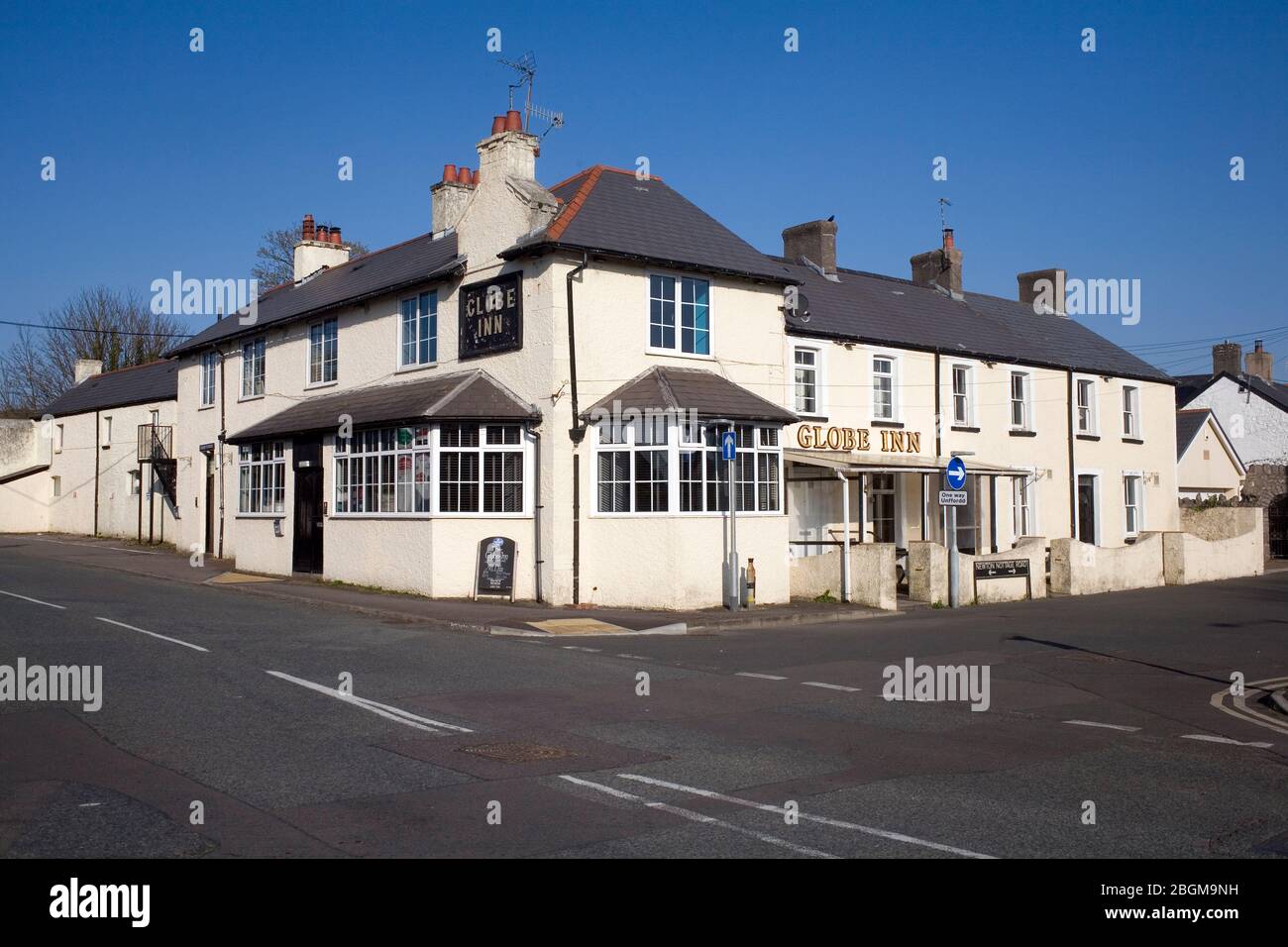 The Globe Inn public house and restaurant on the corner of Bridgend Road and Newton Nottage road in Newton village, Porthcawl Stock Photo