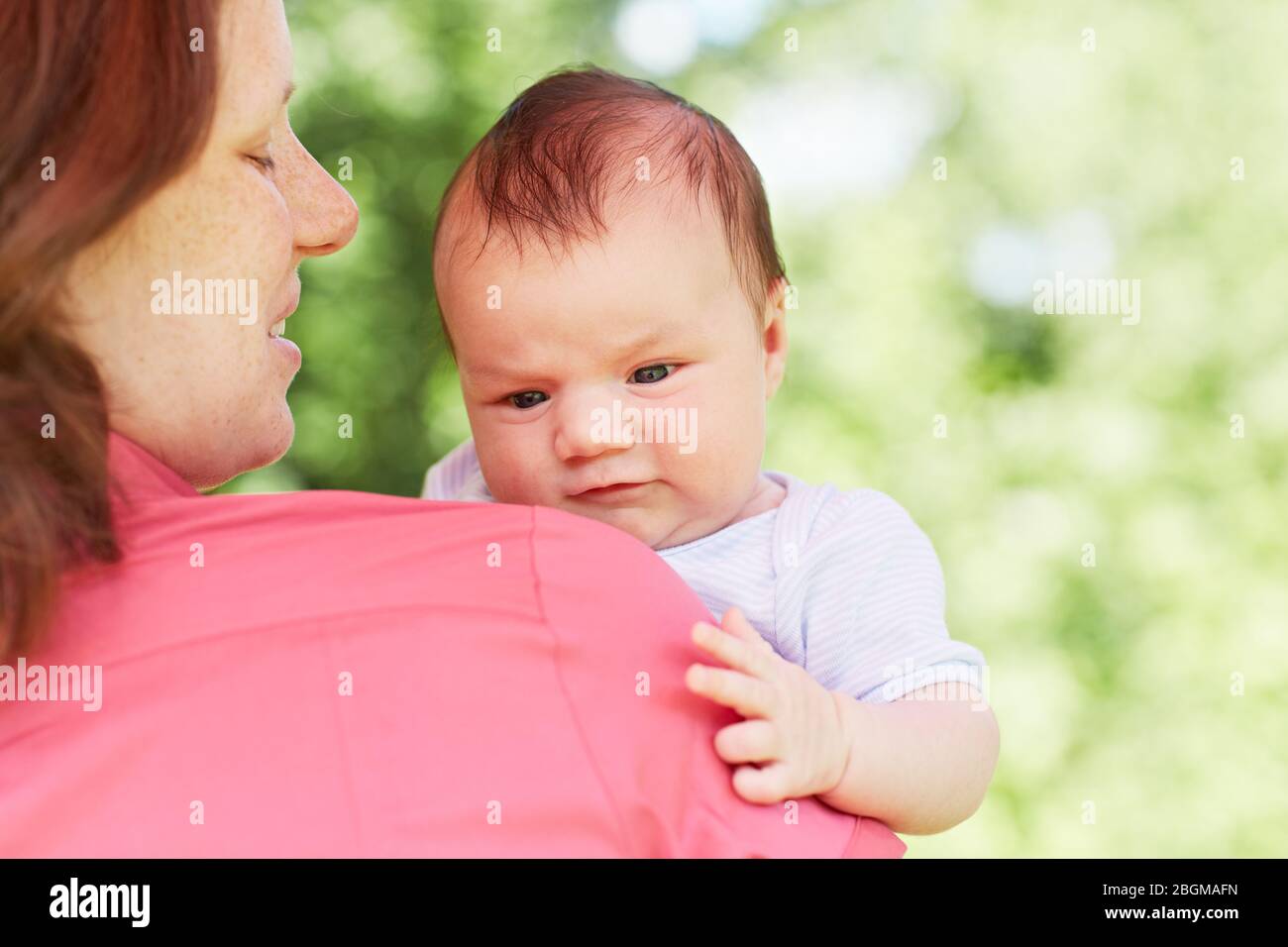 Glückliche Mutter schaut ihr kleines Baby an Stock Photo