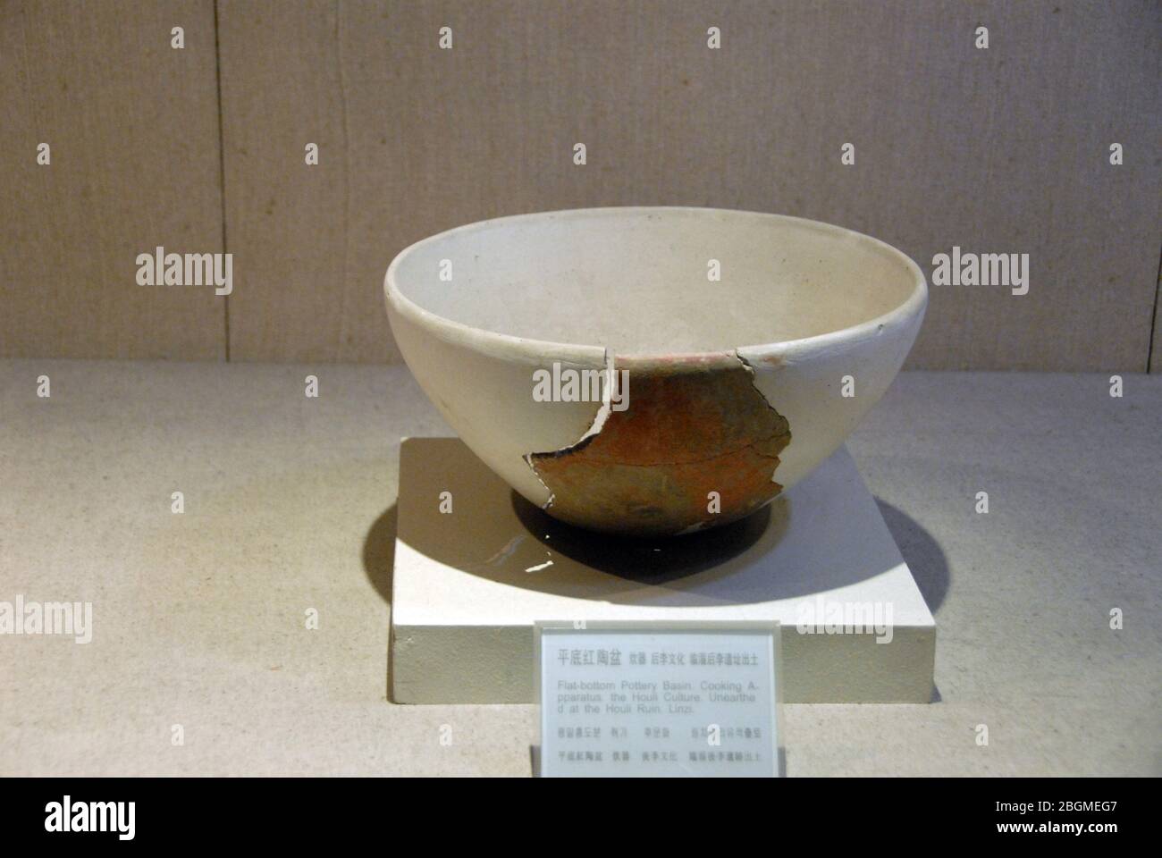 Flat-bottomed red pottery pot cooker Hou Li culture unearthed in Linzi Hou Li site Shandong Linzi Qi State History Museum Stock Photo