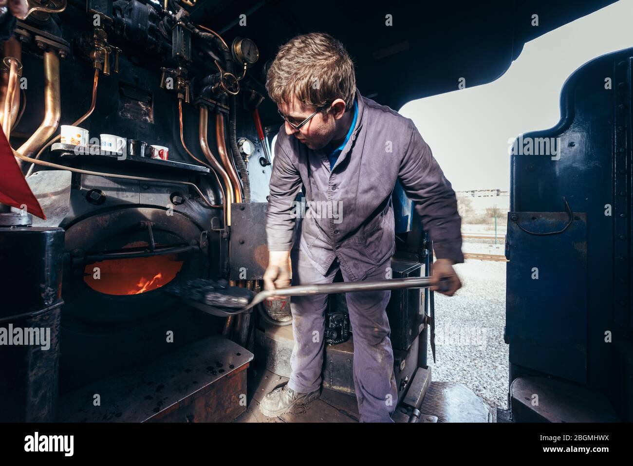 Shovelling coal hi-res stock photography and images - Alamy