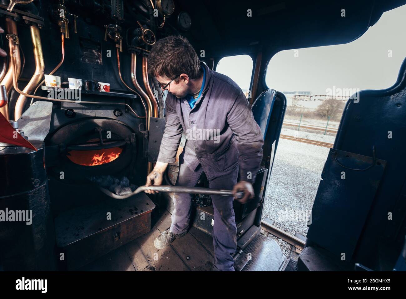 Shovelling coal hi-res stock photography and images - Alamy