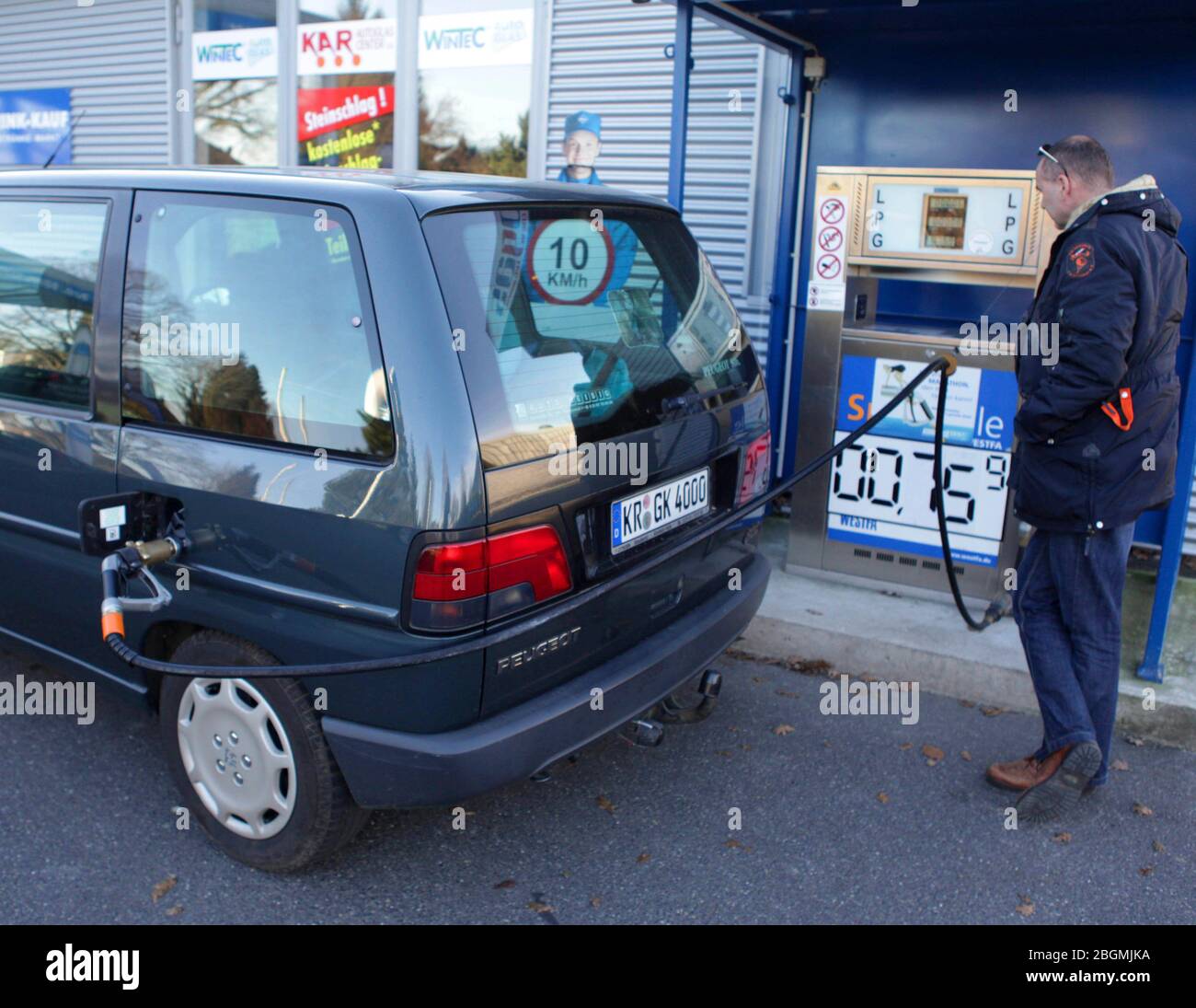 Ein Autofahrer betankt sein Auto mit LPG Gas an einer Tankstelle in Krefeld. Viele Autofahrer sind auf die deutlich guenstigere Treibstoffquelle Gas u Stock Photo