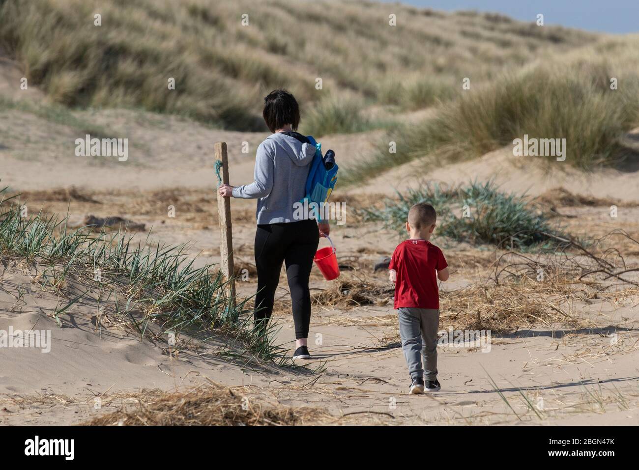 Southport, Merseyside.   UK Weather.  22nd April, 2020. Yet another bright sunny spring day in the resort as local residents take light exercise on the vast coastal sands on Ainsdale & Crosby beaches. A local survey suggested up to 720 people had been counted on the beach during the course of a day who should follow Government guidelines on exercise and social distancing  Credit: MediaWorldImages/AlamyLive News. Stock Photo