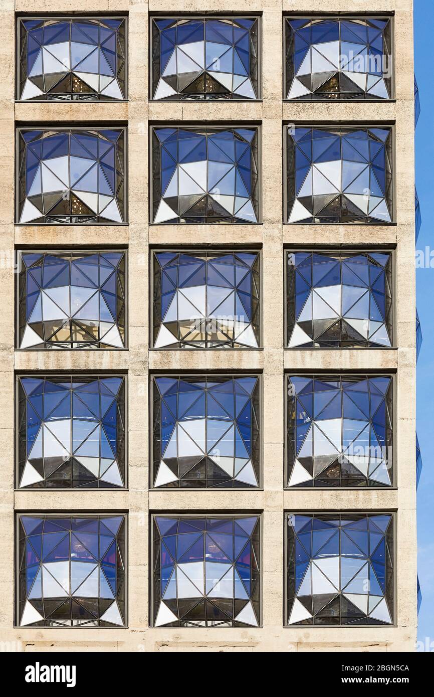 Close-up of glass-faceted windows. Zeitz MOCAA, Cape Town, South Africa. Architect: Heatherwick Studio, 2017. Stock Photo