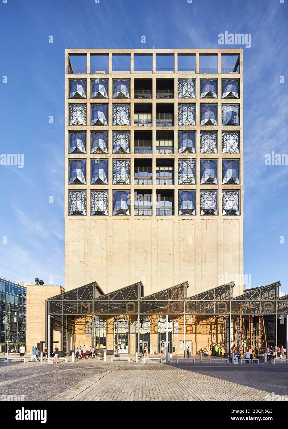 Exterior facade with canopied Track Shed forecourt. Zeitz MOCAA, Cape Town, South Africa. Architect: Heatherwick Studio, 2017. Stock Photo