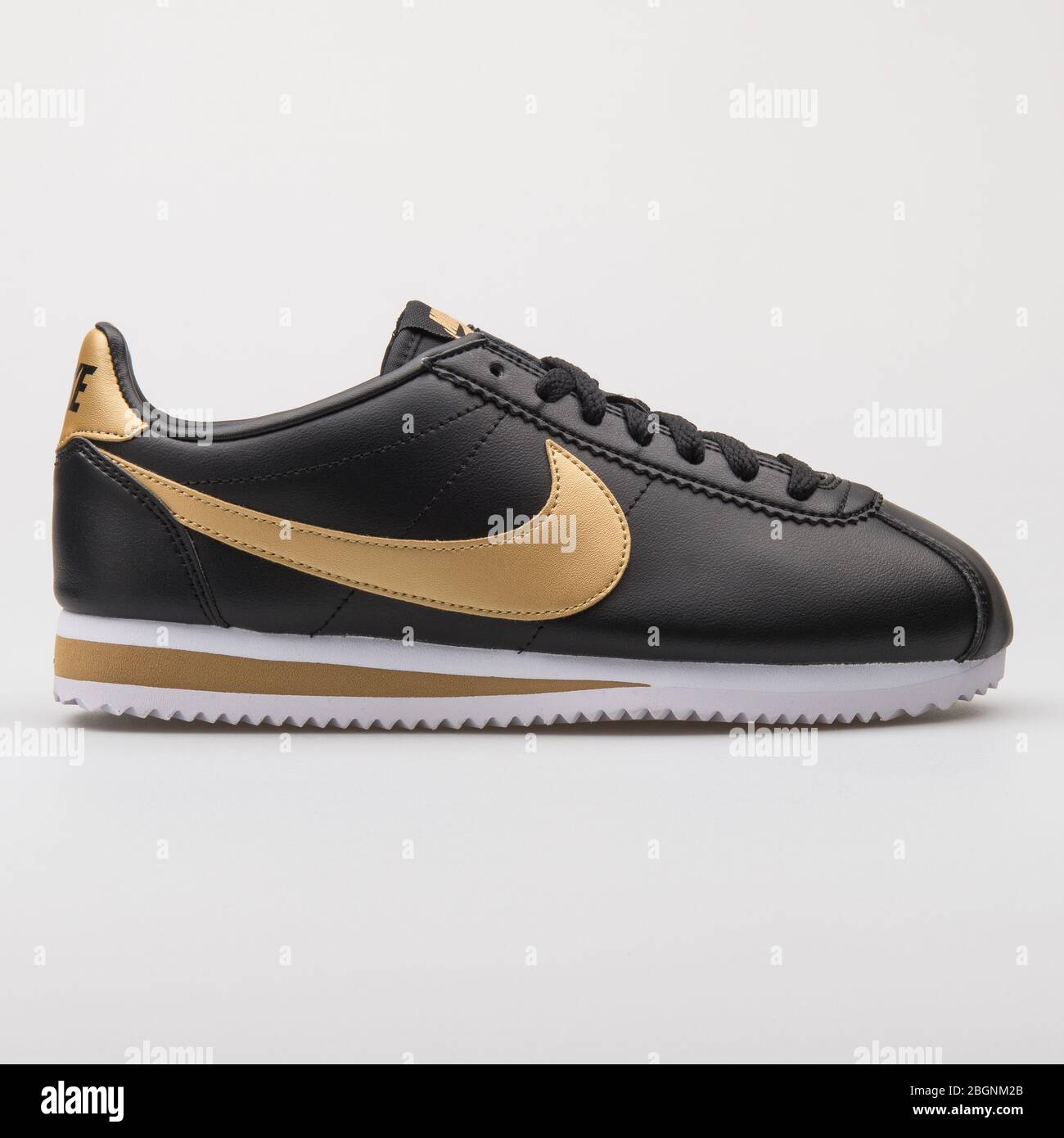 Black nike running shoes hi res stock photography and images Page 11 Alamy