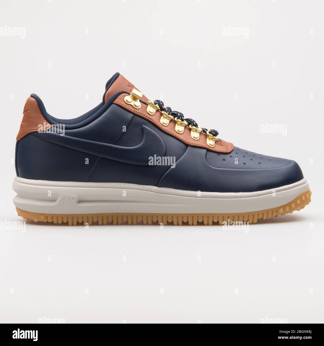 Bestuiver Wild Collega VIENNA, AUSTRIA - AUGUST 22, 2017: Nike Lunar Force 1 Duckboot Low obsidian  blue and brown sneaker on white background Stock Photo - Alamy