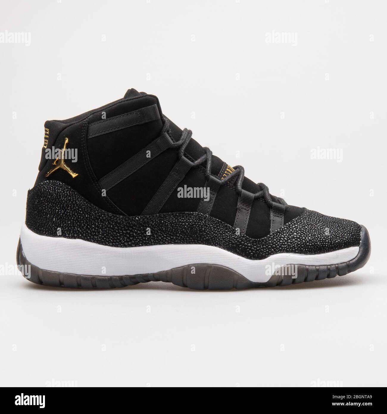 Air jordan 11 retro black and gold sale