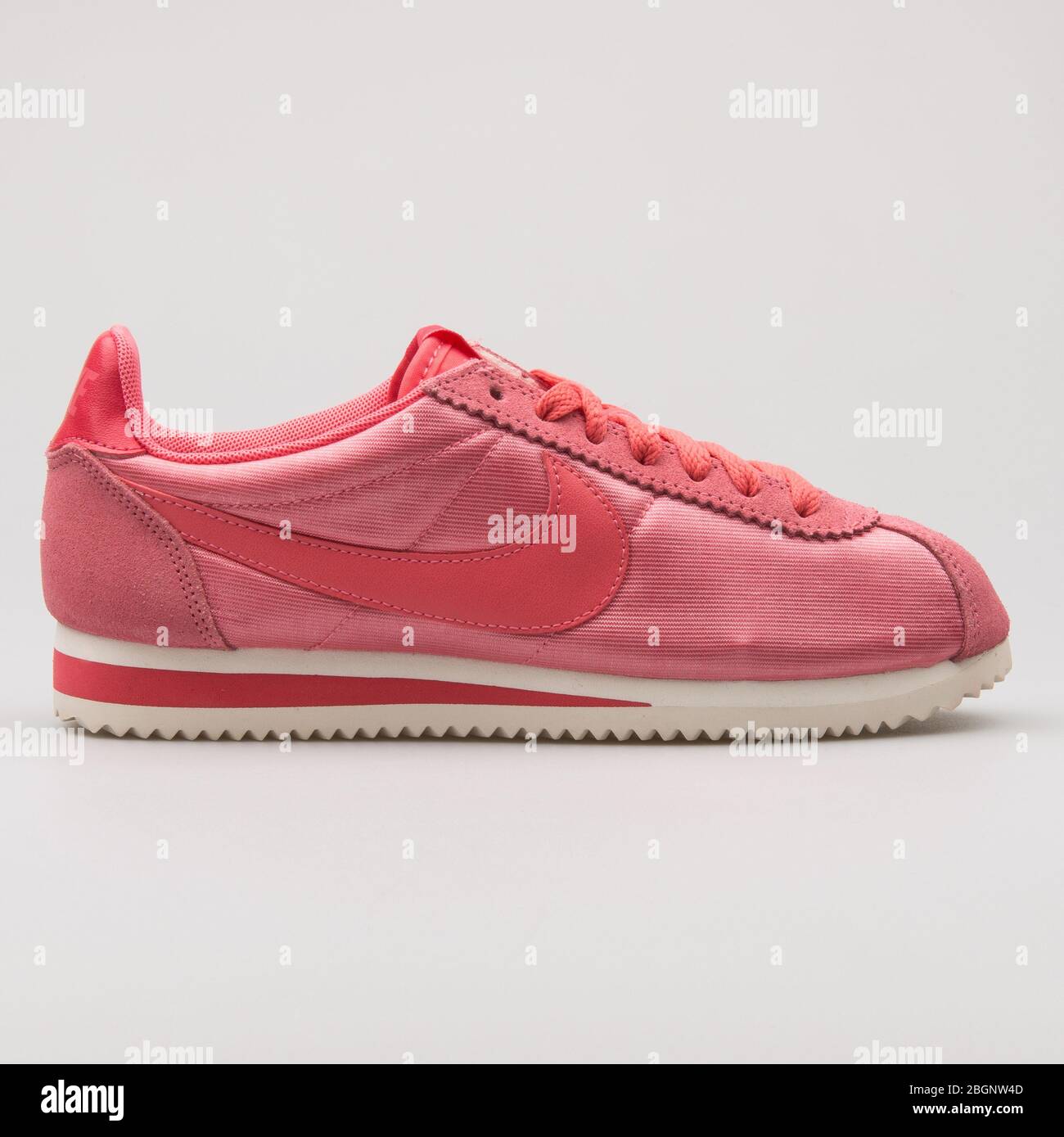nike cortez 29 VIENNA, AUSTRIA - AUGUST 29, 2017: Nike Classic Cortez hot pink