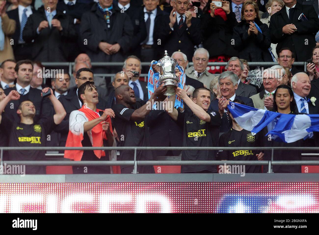 LONDON, ENGLAND Wigan Players lift the FA Cup and celebrate after Wigan's victory in The FA Cup With Budweiser Final match between Manchester City & Wigan Athletic at Wembley Stadium in London on Saturday May 11th 2013. (Credit: MI News) Stock Photo