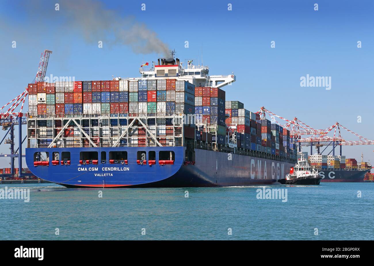 Container ship being positioned by a tug Stock Photo - Alamy