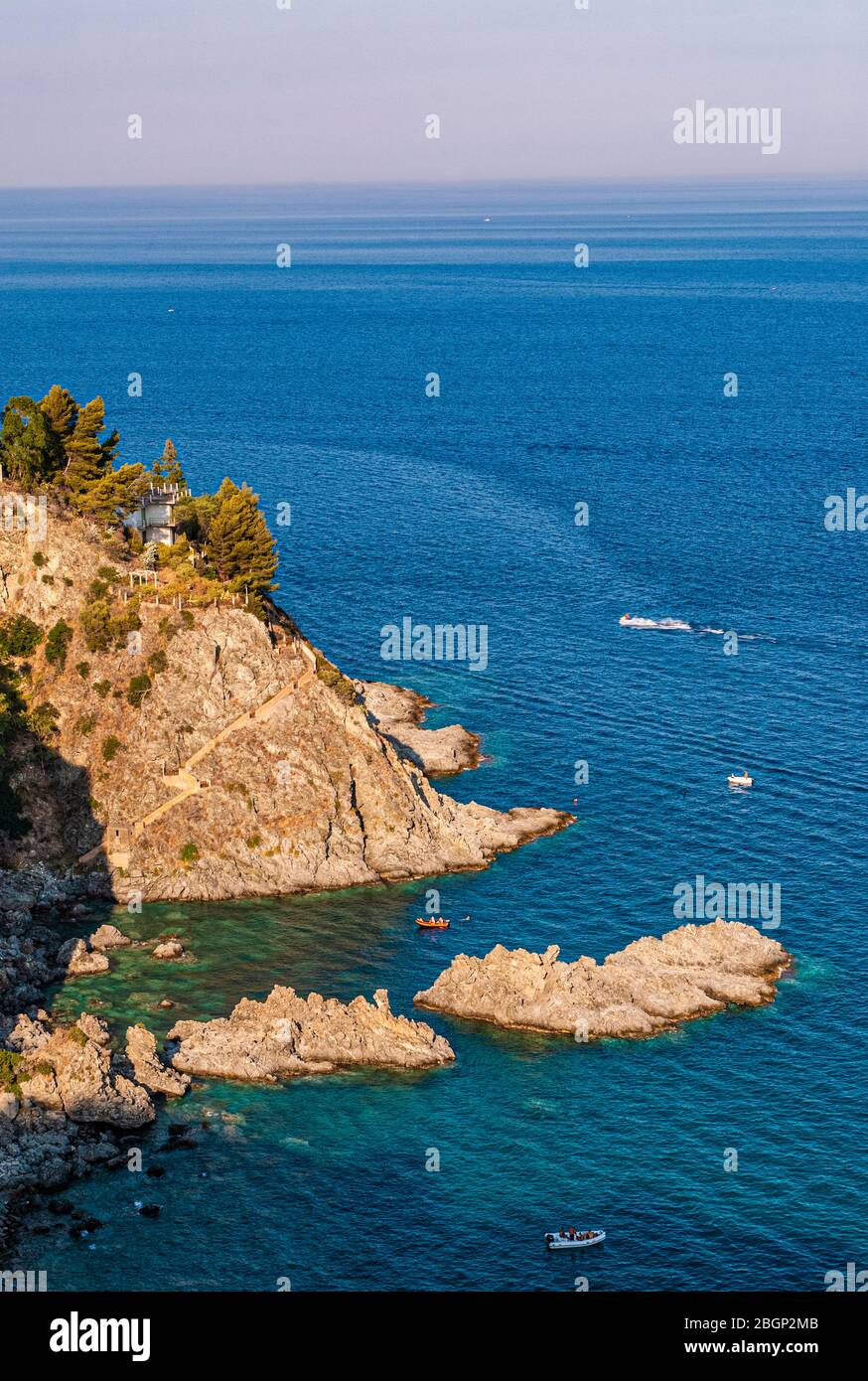 Le - Calabria La scogliera di Pietragrande #Montauro (Catanzaro) 📸  Salvatore.Vatrano | Facebook, image size:874x1390