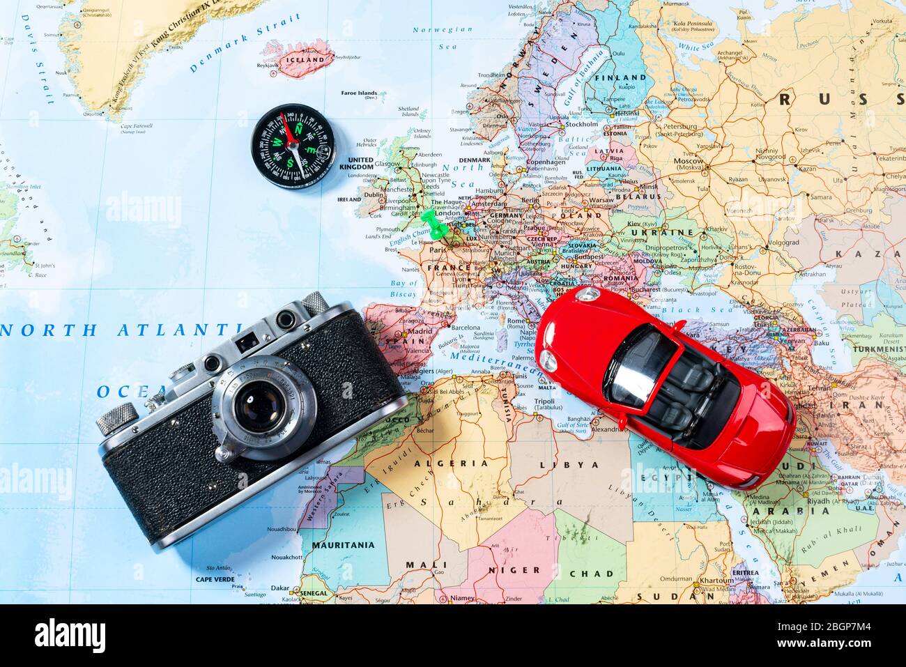 Observere trække sig tilbage strop Model of red car, vintage camera and compass lie on Map of Europe. Concept  of tourism, traveling on a car and taking photo in various countries of the  Stock Photo - Alamy