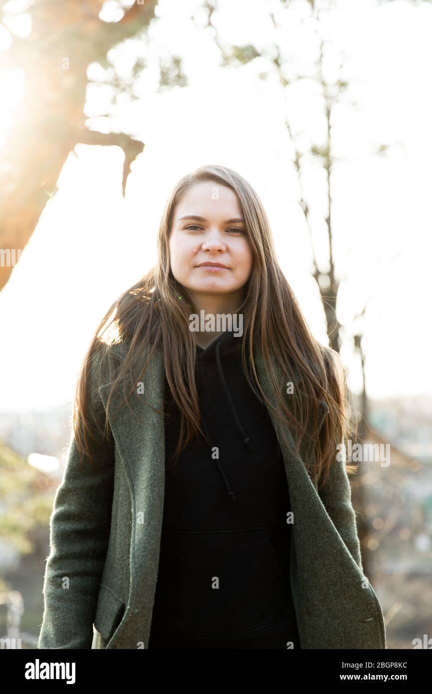 young beautiful woman in park posing for photographer Stock Photo - Alamy