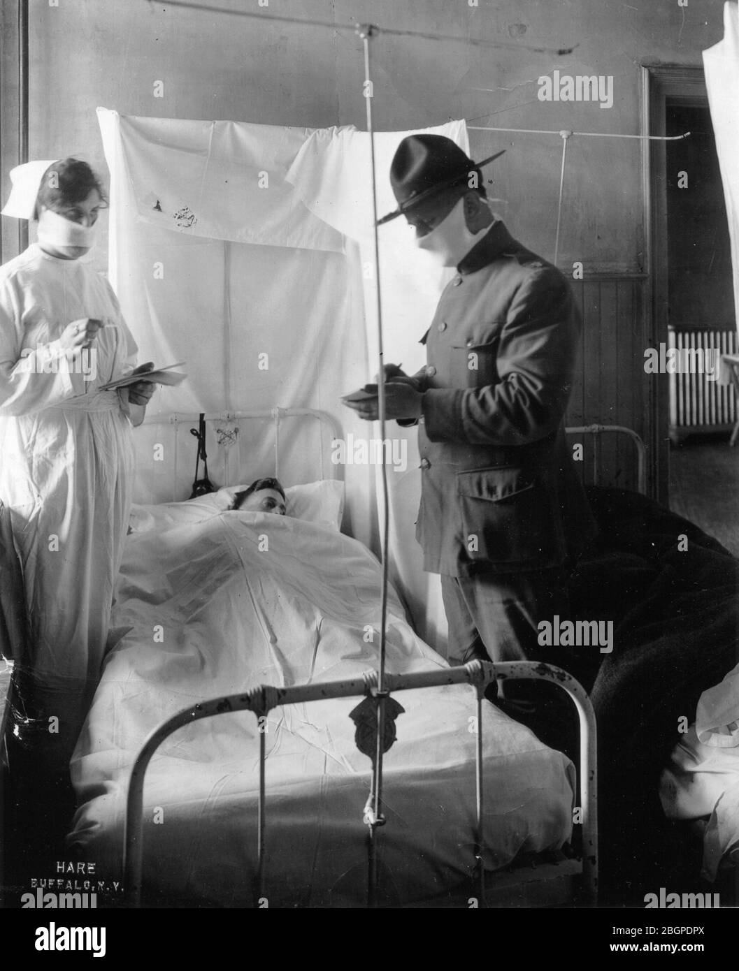 Spanish Influenza in Army Hospitals - Masks and cubicles used in USA General Hospital No 4, Fort Porter, NY. Patients' beds are reversed, alternately so breath of one patient will not be directed toward the face of another. Fort Porter, NY, 1918. Stock Photo
