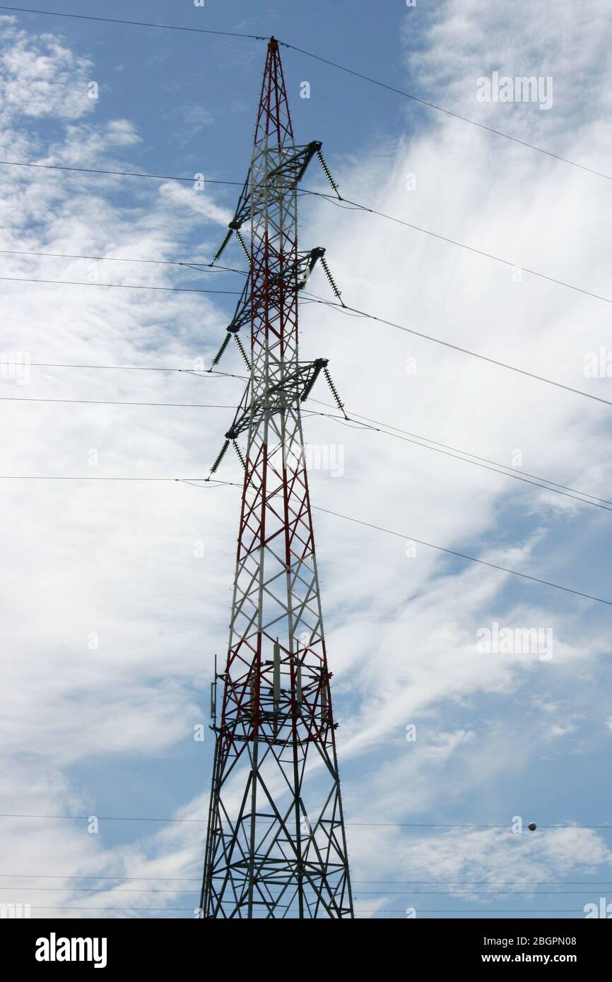 large transmission power pole, with blue sky background großer Fernleitungs Strommast, mit blauen Himmel im Hintergrund Stock Photo