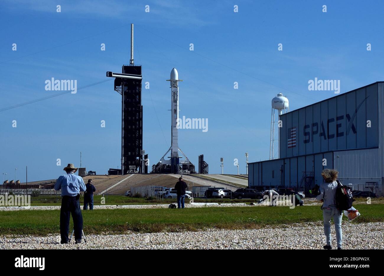 April 22, 2020 - Kennedy Space Center, Florida, United States - A SpaceX Falcon 9 rocket carrying the seventh batch of 60 Starlink satellites which will provide global internet service stands ready for launch on April 22, 2020 at pad 39A at the Kennedy Space Center in Florida. (Paul Hennessy/Alamy) Credit: Paul Hennessy/Alamy Live News Stock Photo
