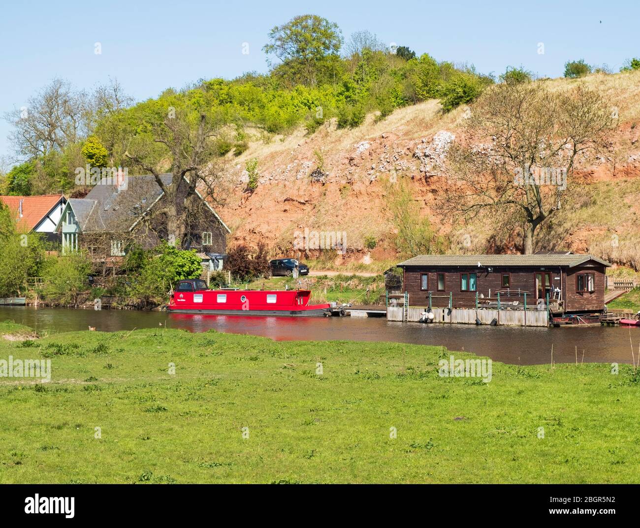 Quiet riverside chalets and boats Stock Photo - Alamy