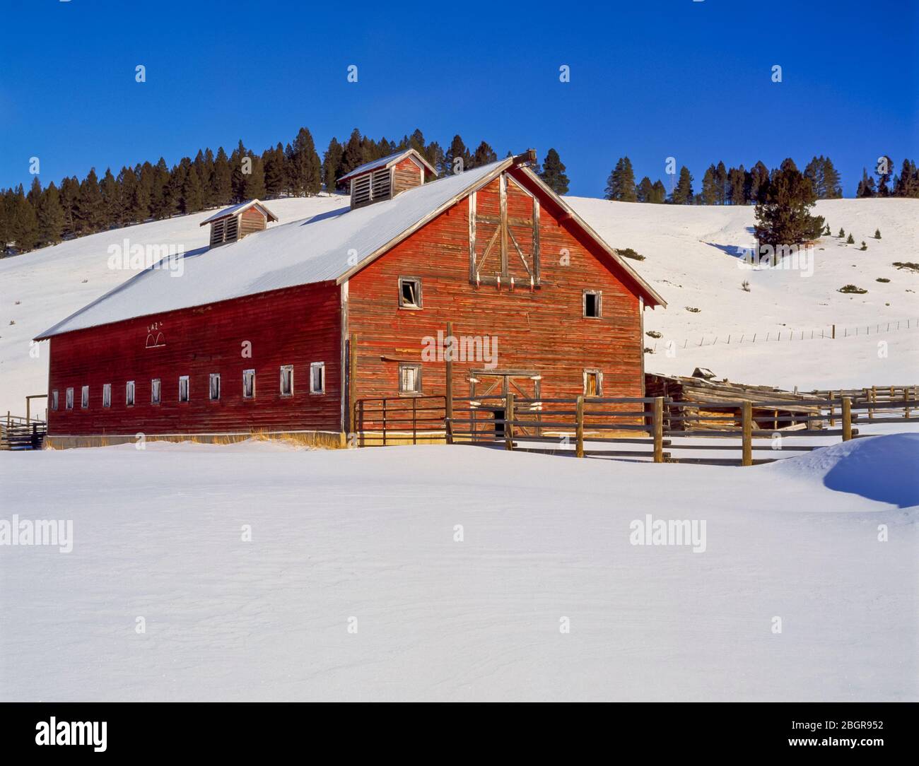 old red barn and snow in the dog creek valley near elliston, montana Stock Photo