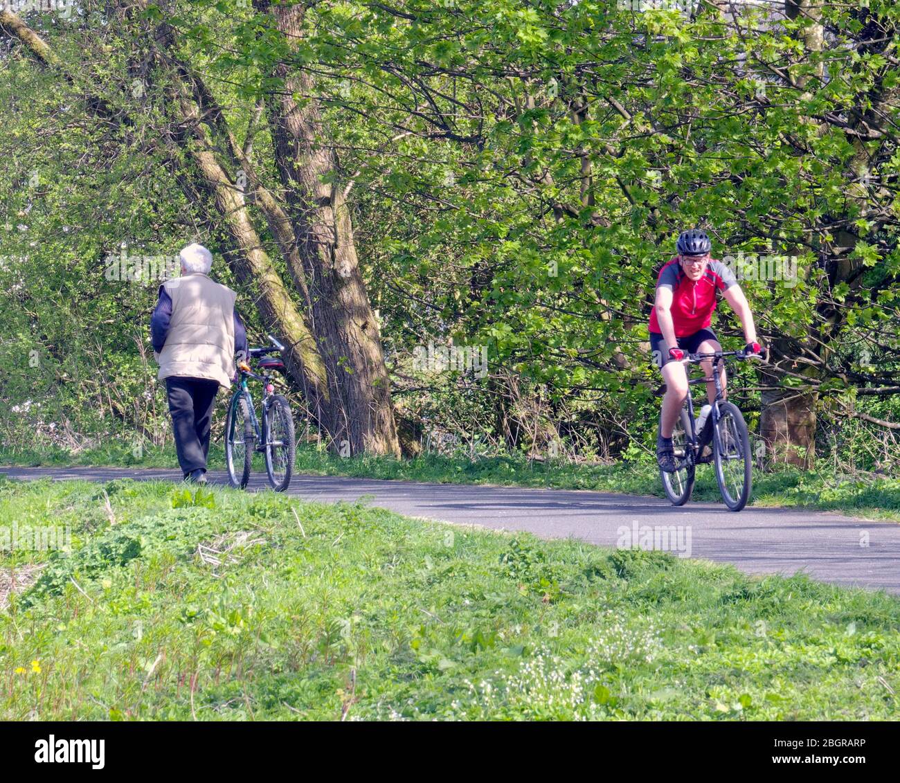 Glasgow, Scotland, UK, 22nd  April, 2020: Social distancing and exercising continue near Glasgow with its park life. Gerard Ferry/ Alamy Live News Stock Photo