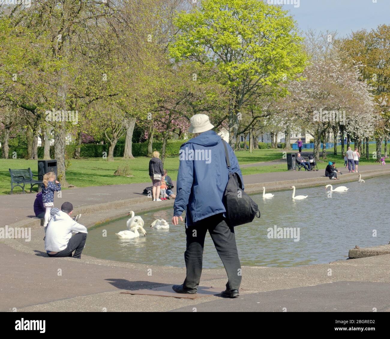 Glasgow, Scotland, UK, 22nd  April, 2020: Social distancing and exercising continue near Glasgow with its park life. Gerard Ferry/ Alamy Live News Stock Photo