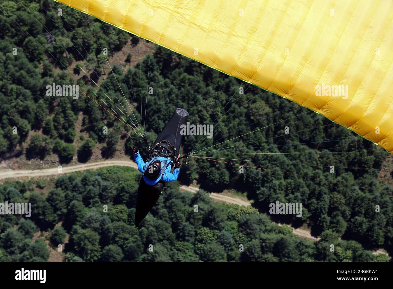 Celso Duarte flying in his paraglider near Azinha, Manteigas, Portugal Stock Photo