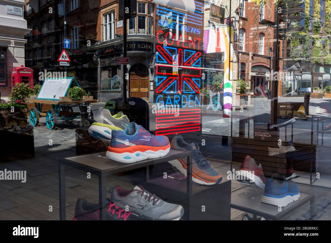 Skechers window hi-res stock photography and images - Alamy