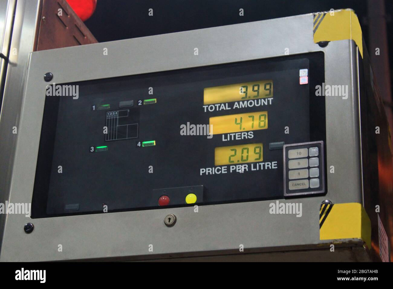 Gas pump screen during refuelling, showing the total quantity, liters ...