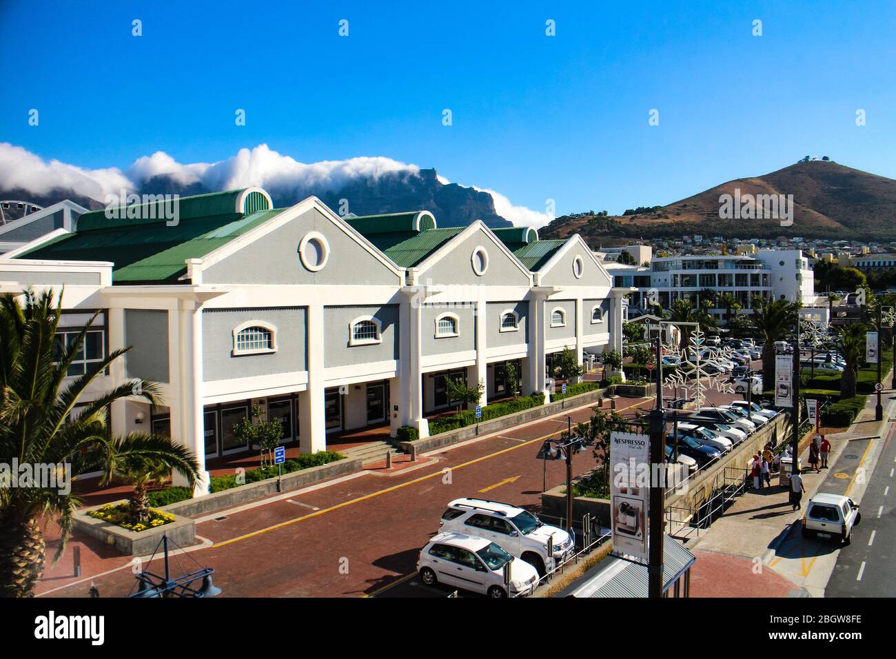 Street scene near V&A Waterfront with Table Mountain and 'table cloth' in the background, Cape Town, Western Cape, South Africa. Stock Photo