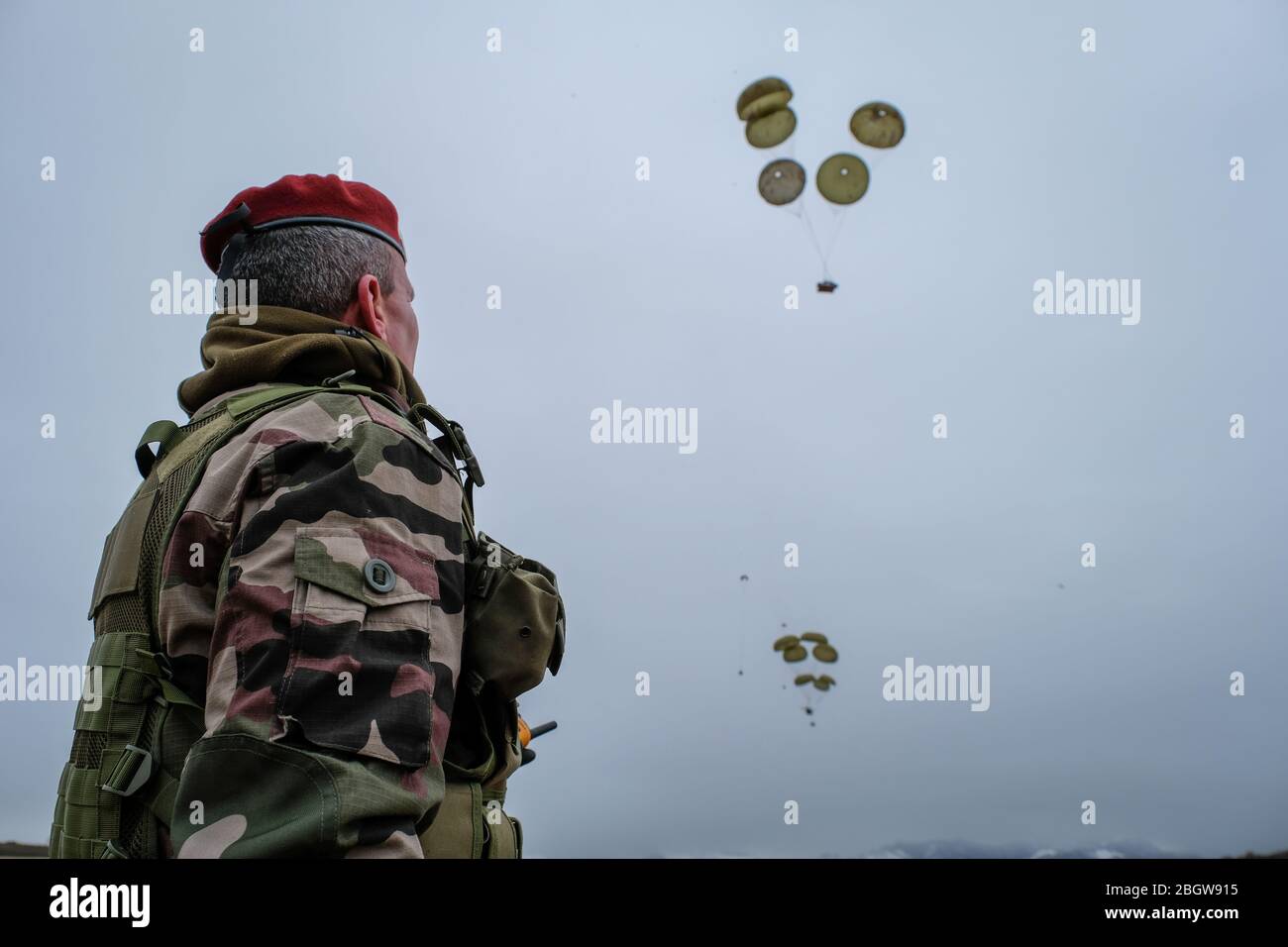 TOULOUSE, FRANCE - FEBRUARY 09: a red beret looking at paratroopers jumping  from a plane during their training in south of France before going to war  Stock Photo - Alamy