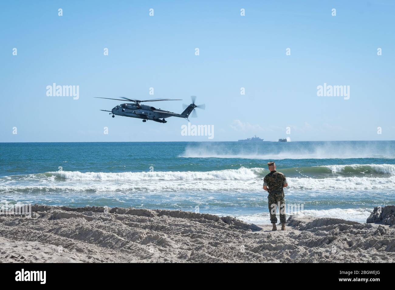 Us navy helicopter flying hi-res stock photography and images - Alamy