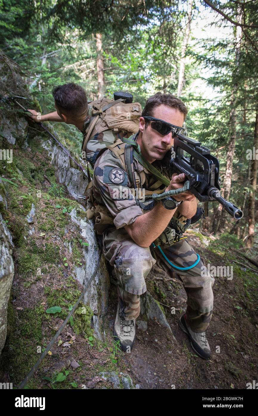 CHAMONIX, FRANCE - JULY 02: soldiers with guns training during an hiking  and climbing exercice with the high mountain military school training the  fut Stock Photo - Alamy