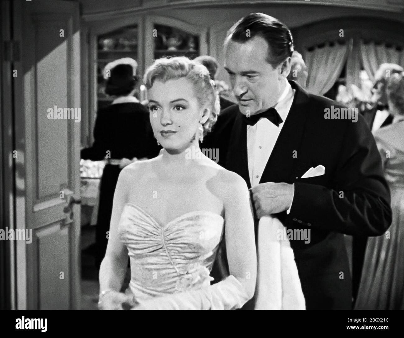 USA George Sanders and Marilyn Monroe in a scene from the ©Twentieth  Century Fox movie: All About Eve (1950) . Plot: A seemingly timid but  secretly ruthless ingŽnue insinuates herself into the