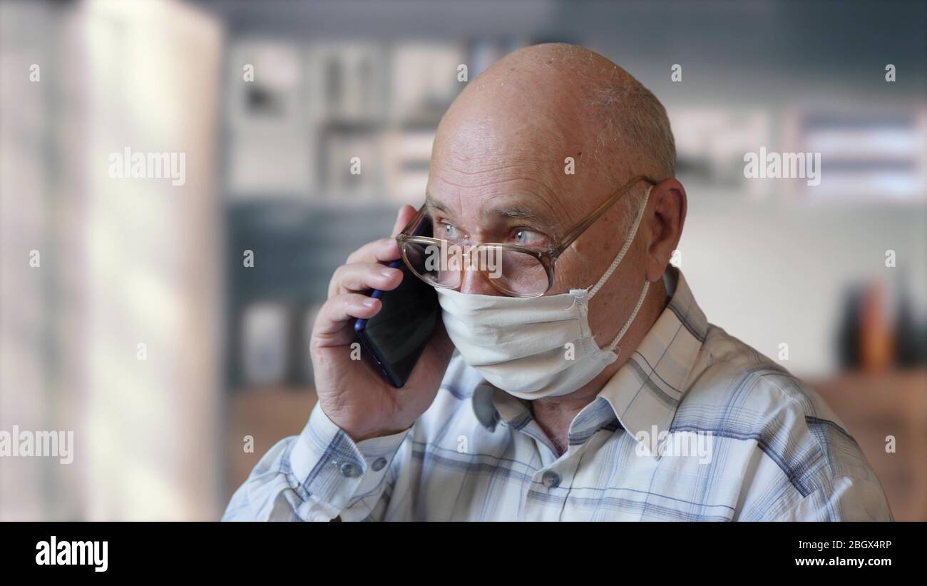 Old man wearing mask hi-res stock photography and images - Alamy