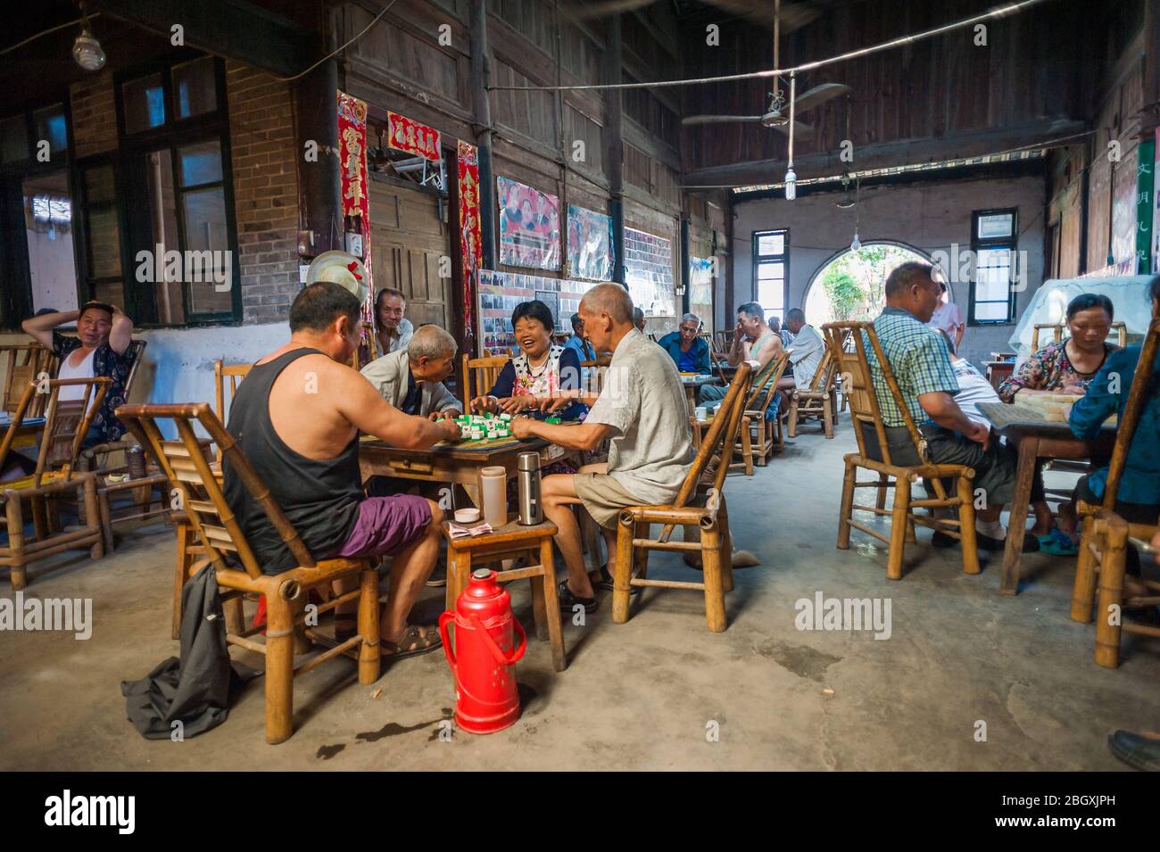 Chongzhou, Chengdu, Sichuan province, China - May 30, 2015 : Senior chinese  people playing mahjong in an ancient tearoom Stock Photo - Alamy