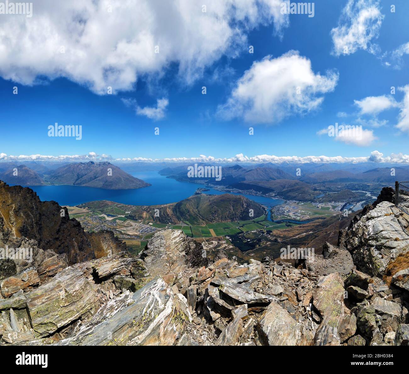 Queenstown and Lake Wakatipu, Otago, South Island, New Zealand, Oceania ...