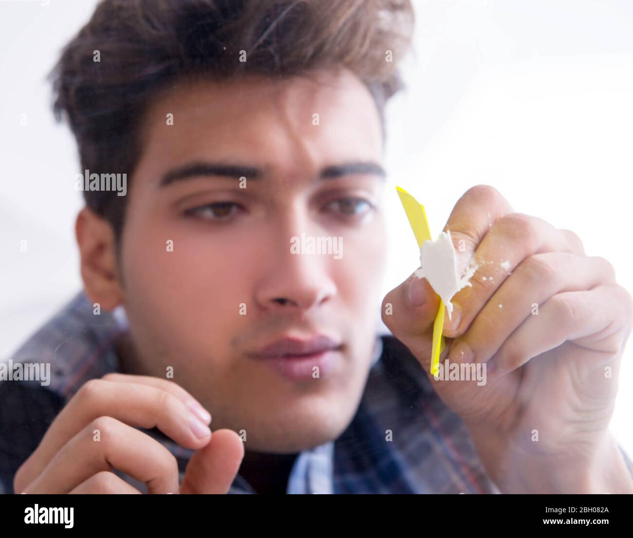 The drug addict sniffing cocaine narcotic Stock Photo - Alamy