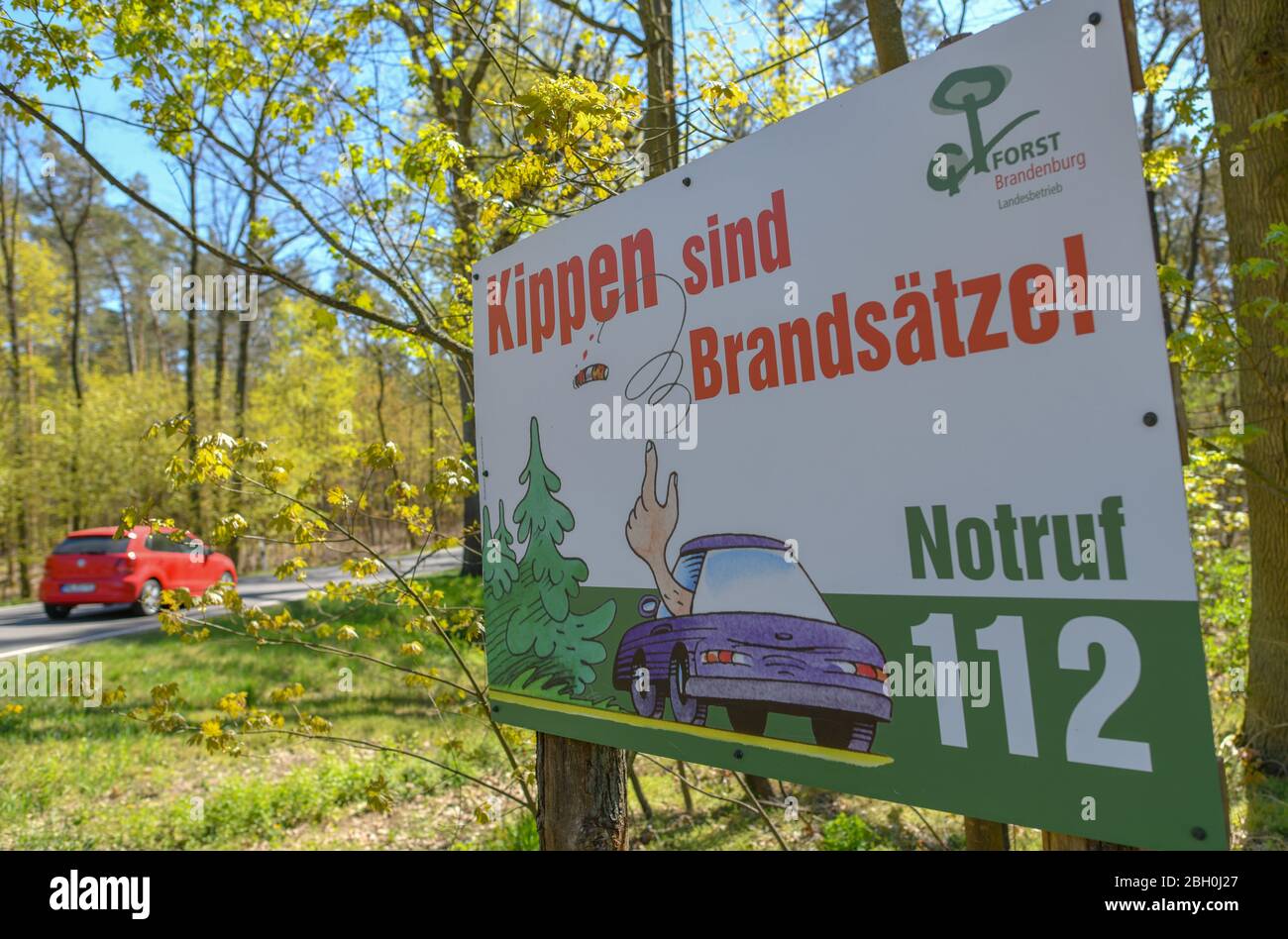 Waldsieversdorf, Germany. 22nd Apr, 2020. A sign from the Landesbetrieb Forst Brandenburg with the inscription 'Kippen sind Brandsätze! Notruf 112' is located on a country road in a forest in Märkische Schweiz. The dry and very sunny spring weather provides the highest forest fire danger level in wide regions of Brandenburg. Credit: Patrick Pleul/dpa-Zentralbild/ZB/dpa/Alamy Live News Stock Photo