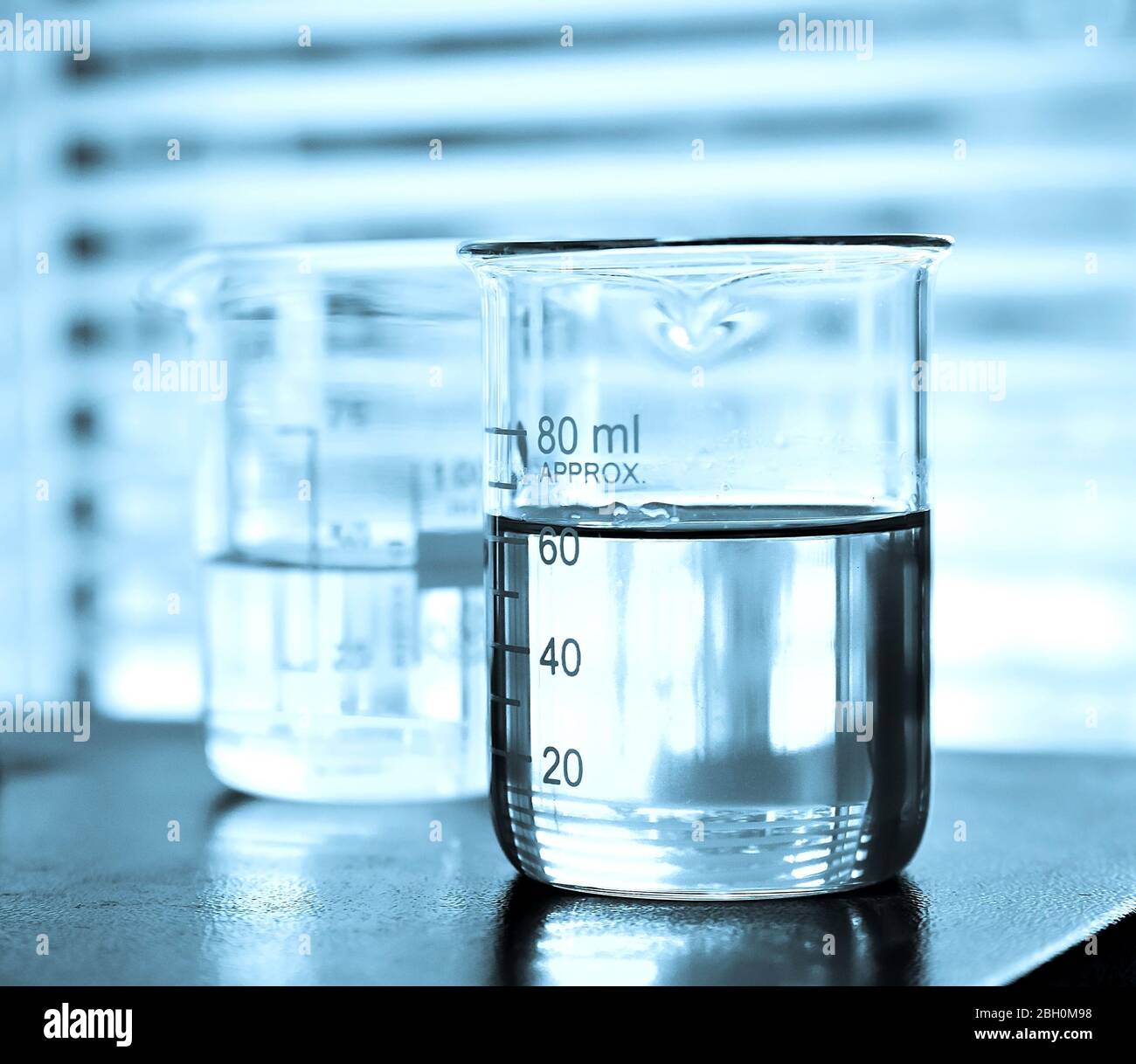 Эритроциты в изотоническом растворе. Эритроциты в растворе поваренной соли. Клетки в дистиллированной воде. Гипотонический раствор. Кристаллы воды под микроскопом.