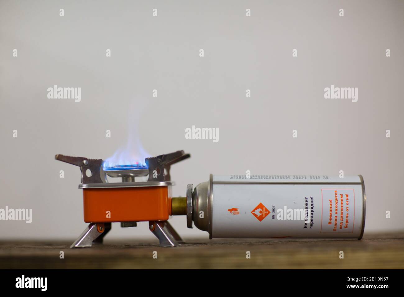 Camping tourist burner and gas cylinder Stock Photo Alamy