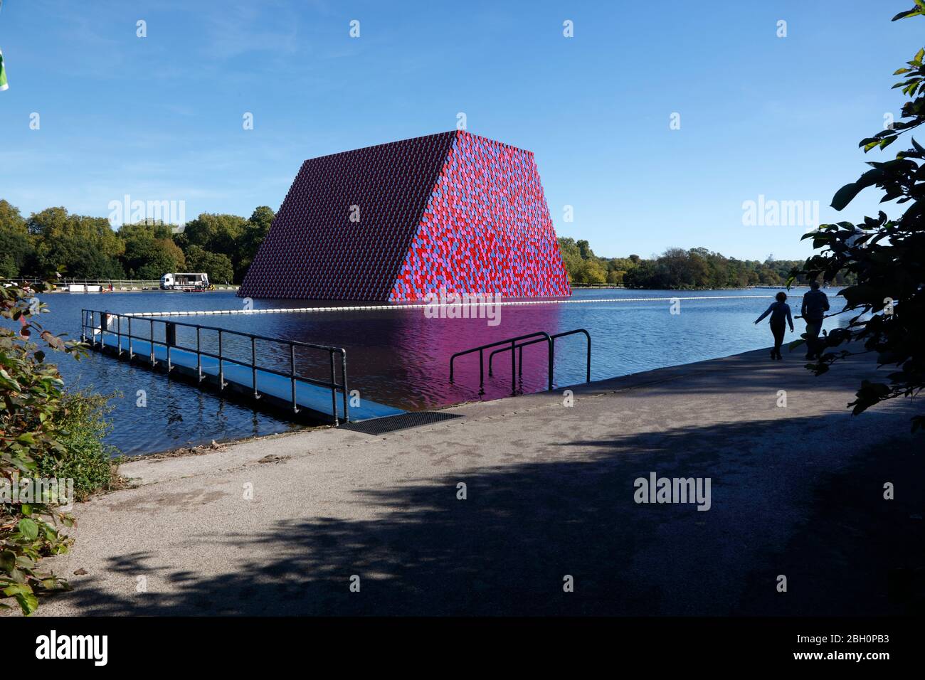 London Mastaba by Christo. Artwork of 7506 oil drums on the Serpentine, Hyde Park, London, UK Stock Photo