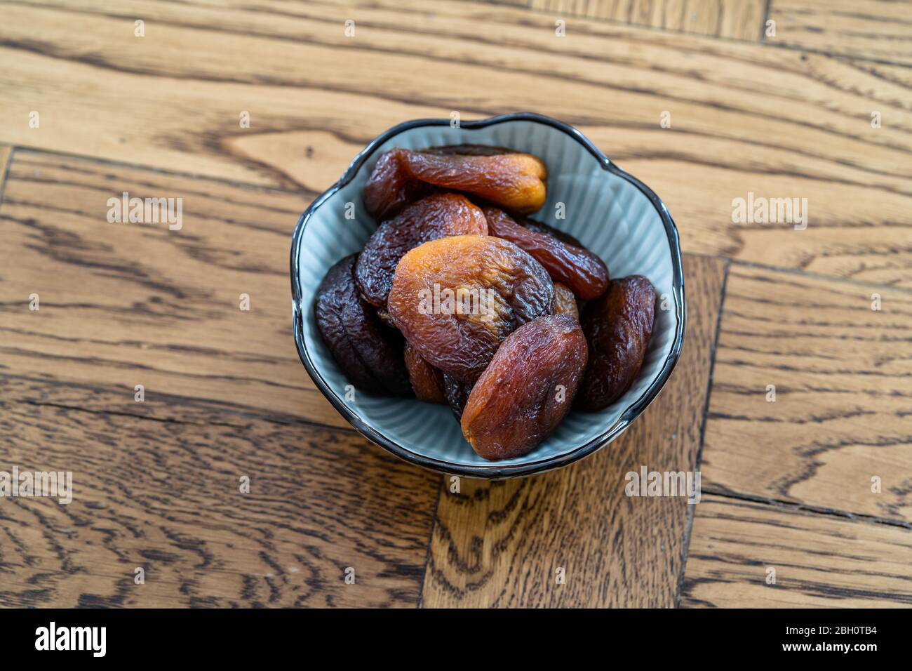 Turkish Sun Dried Apricots Dark Color / Healthy Organic Traditional Dry Fruit Snacks Gun Kurusu