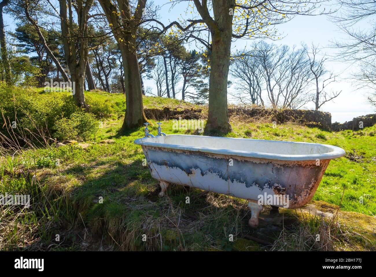 Old fashioned bathtub hires stock photography and images Alamy
