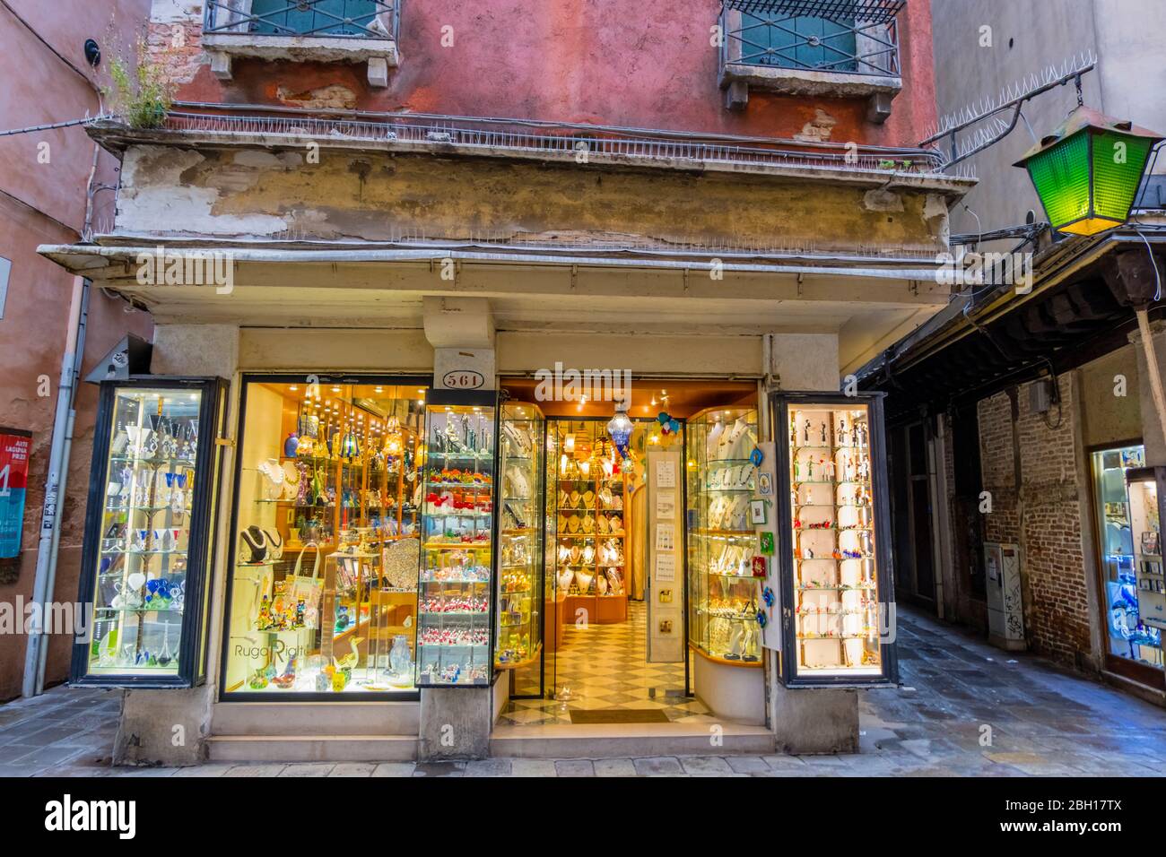 Glass and jewelry shop, Rugeta del Ravano shoppng street, San Polo district, Venice, Italy Stock Photo