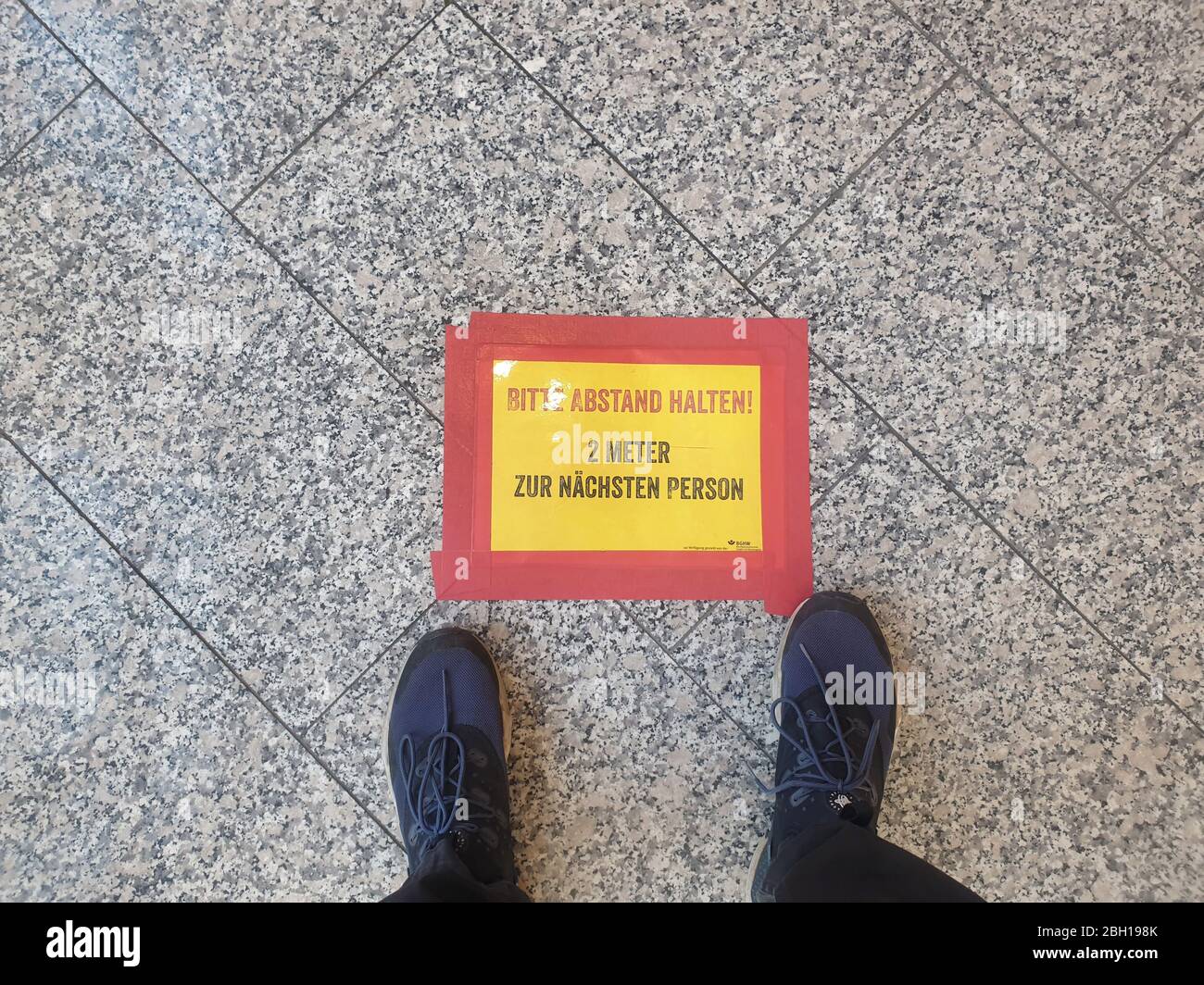 sign keep distance, Abstand halten, on the ground of a supermarket, corona crisis 2020, Germany, North Rhine-Westphalia Stock Photo