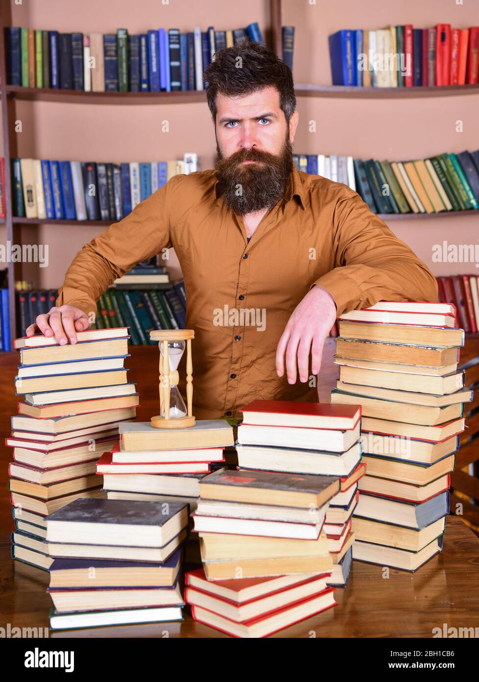 Vintage man between books hi-res stock photography and images - Alamy