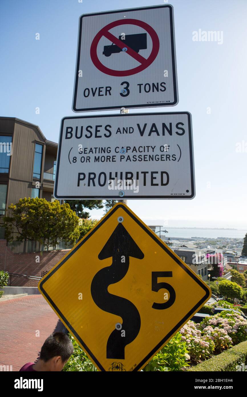 Lombard Street signs, windy road in San Francisco Stock Photo Alamy