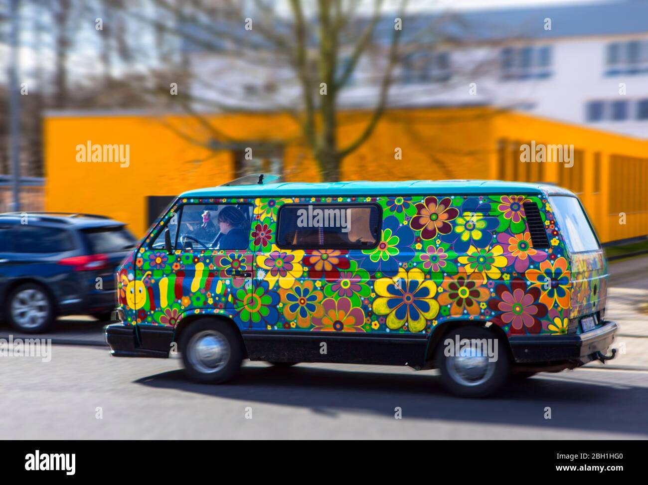 VW Bus T3 aus den 80er Jahrem im Hippi-Look mit Blumen bemalt