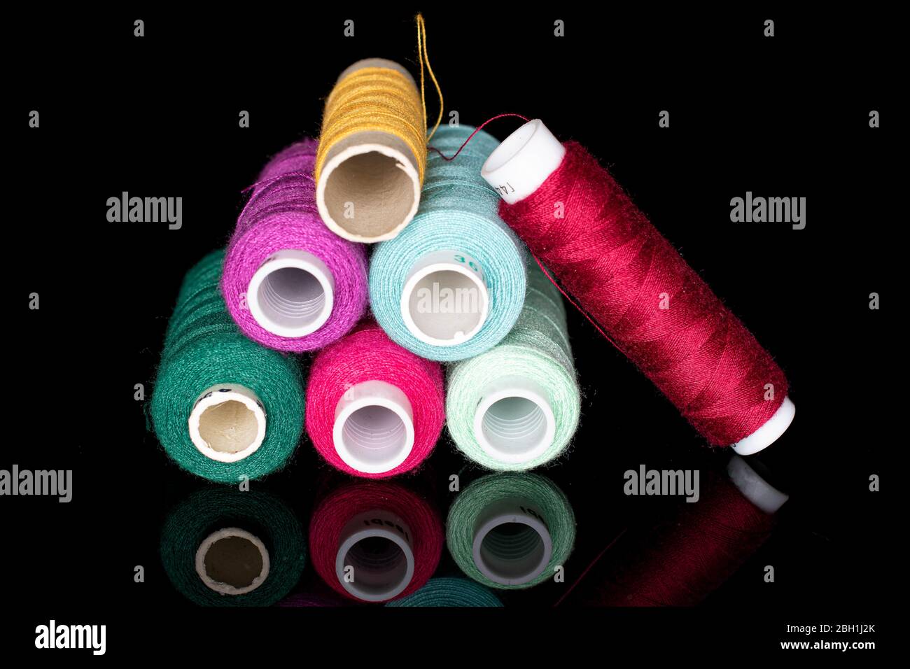 Spool black thread thimble hi-res stock photography and images - Alamy