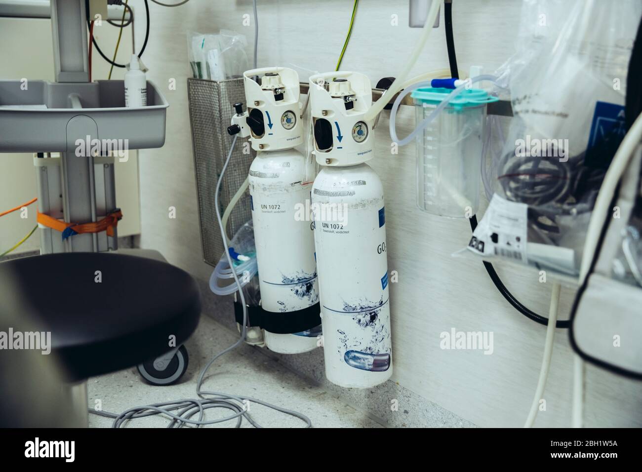 Oxygen hospital tanks hires stock photography and images Alamy